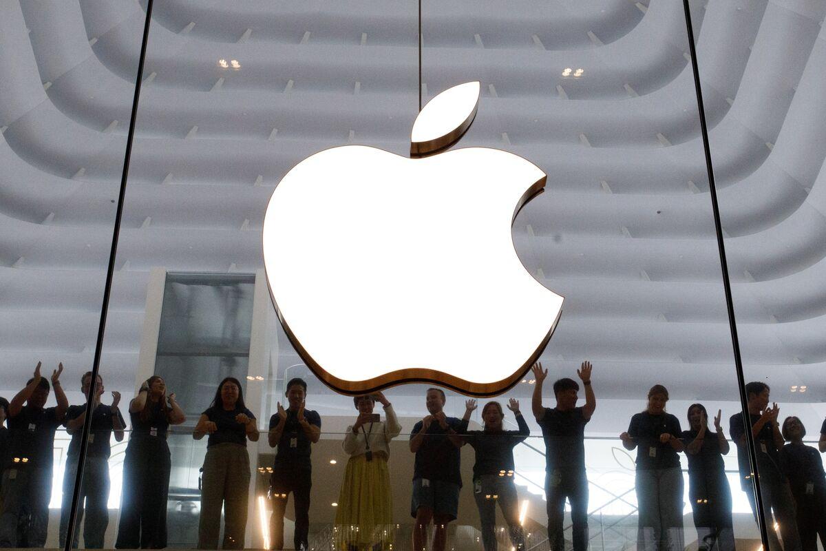 Apple Lays Off 100 in Services Division