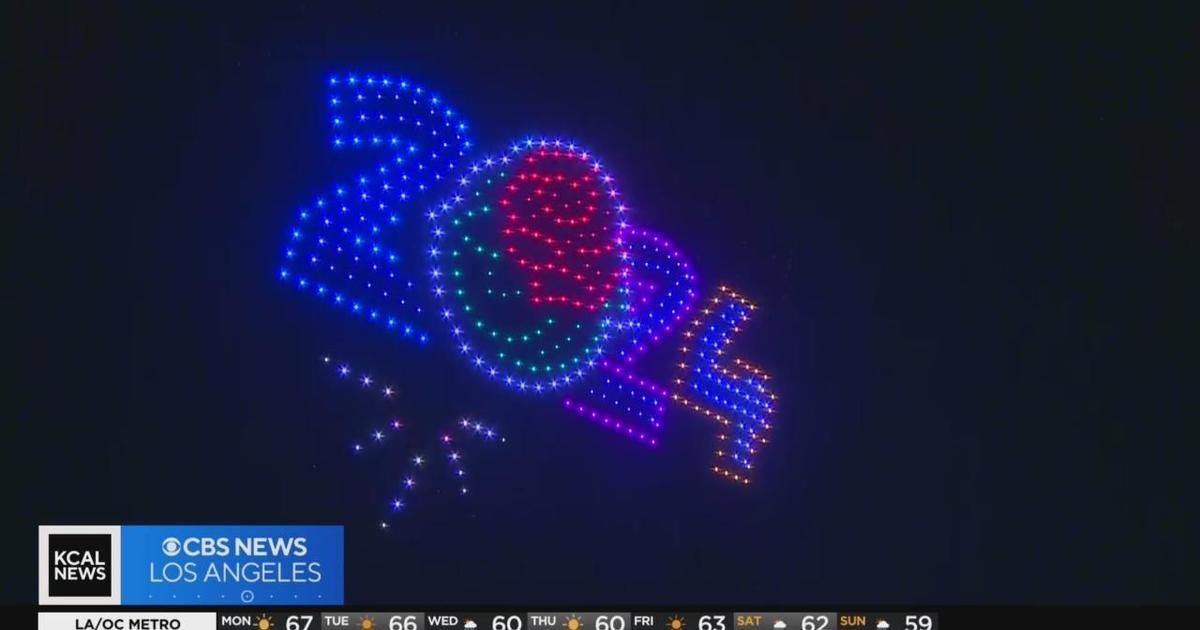 Photographer Captures B-2 Stealth Bomber Over Rose Bowl