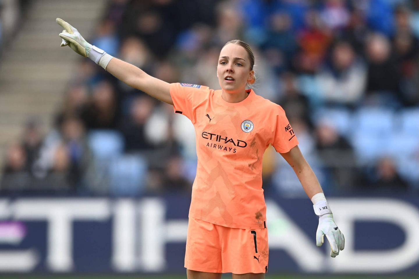 Barcelona Signs England Goalkeeper Ellie Roebuck