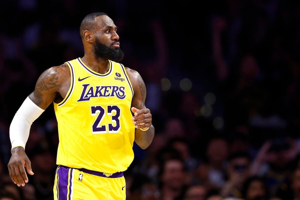 LeBron Re-signs with Lakers for Two Years