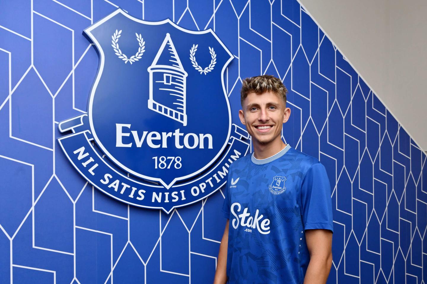 Everton Signs Jesper Lindstrom on Loan