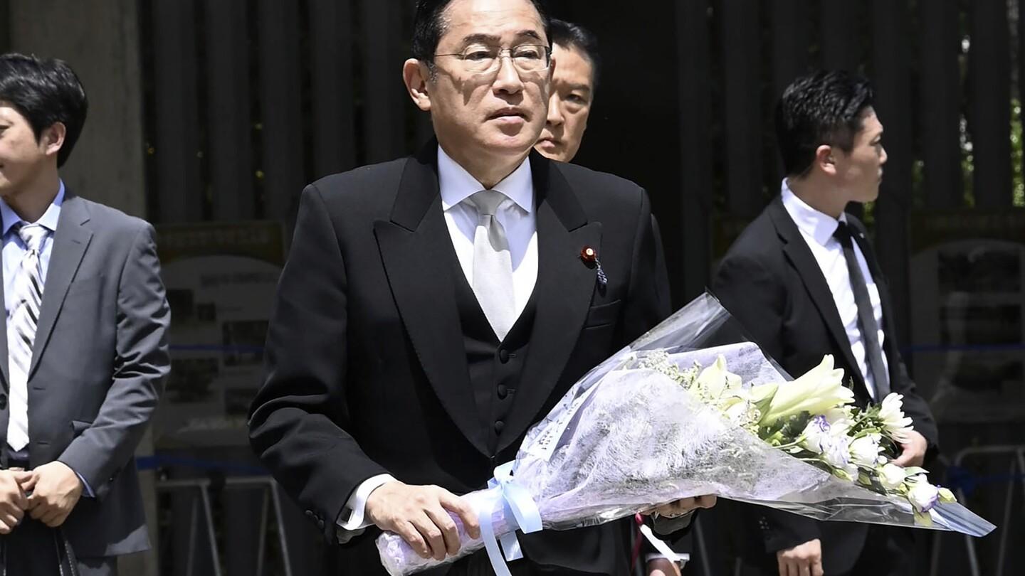 Japan Leaders Visit Yasukuni Shrine on Anniversary