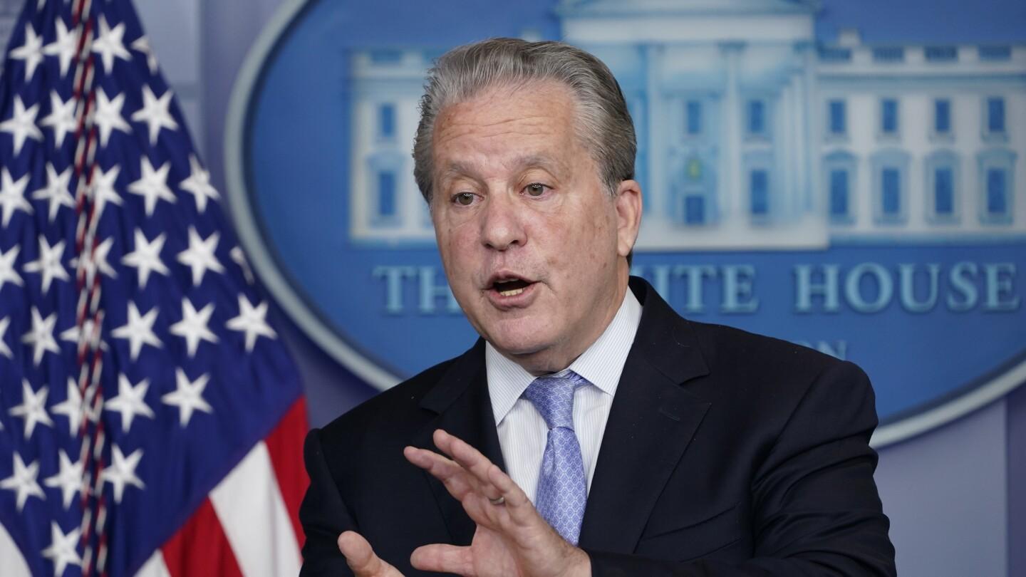 Sperling leaves White House