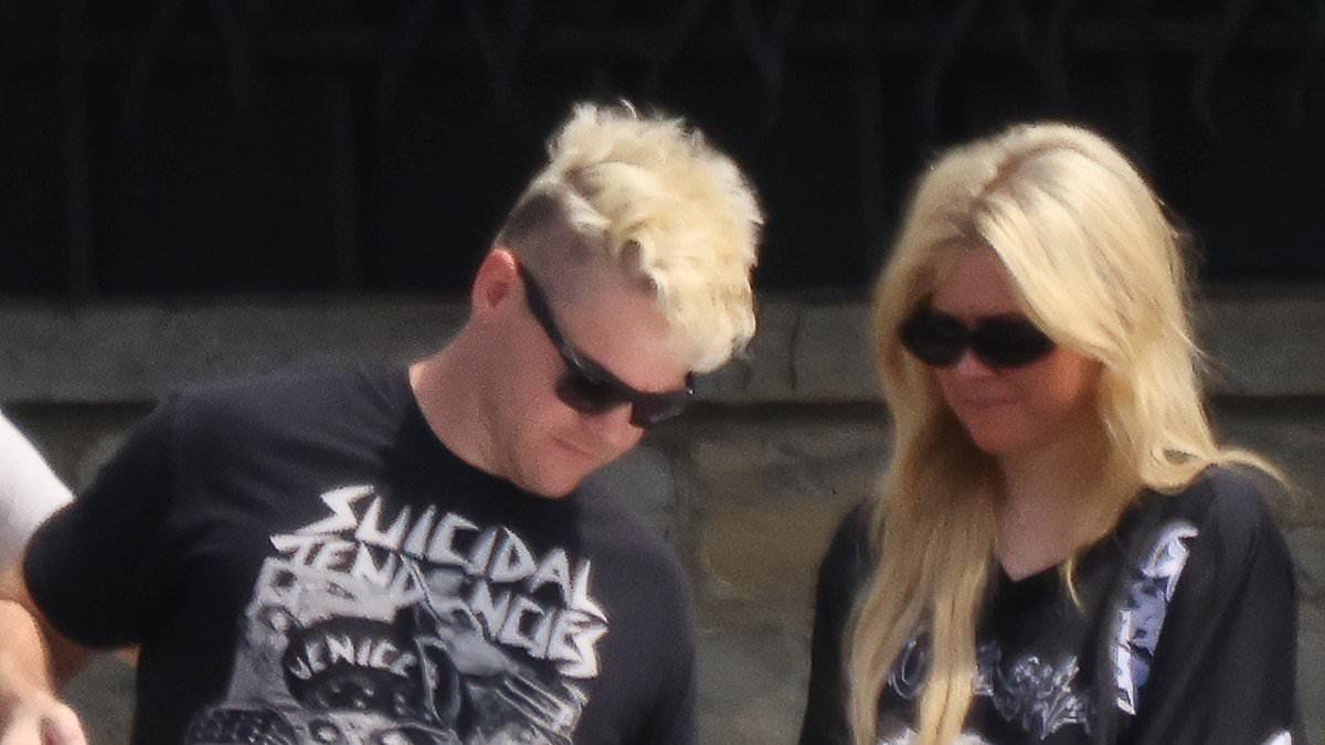 Avril Lavigne Debuts New Romance in Italy