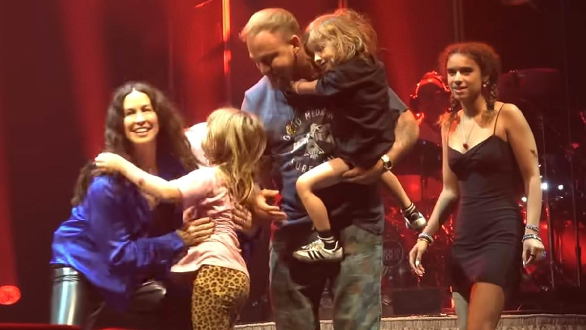 Alanis Morissette Performs 'Ironic' with Daughter Onyx