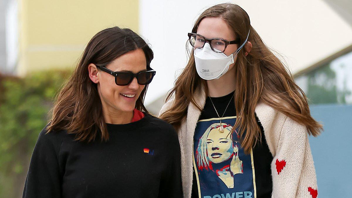 Violet Affleck Opposes Mask Bans