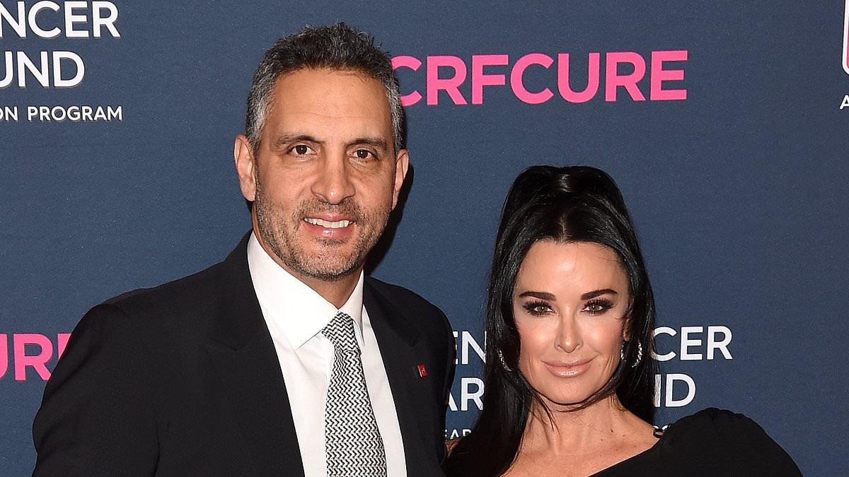 Mauricio Umansky Spotted Kissing Mystery Woman in Greece