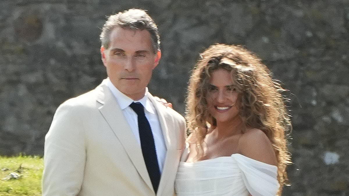 Actor Rufus Sewell Marries American Actress Vivian Benitez