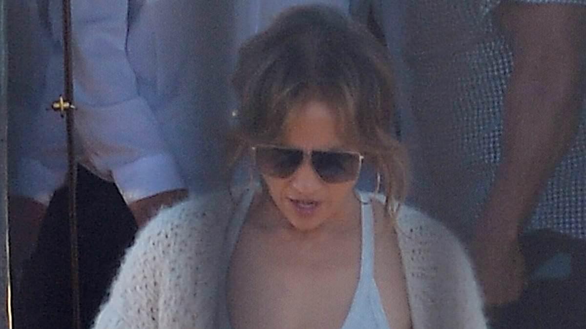 Jennifer Lopez returns to LA