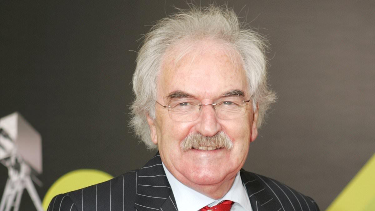 Des Lynam Criticizes Lineker's Salary and Pundits