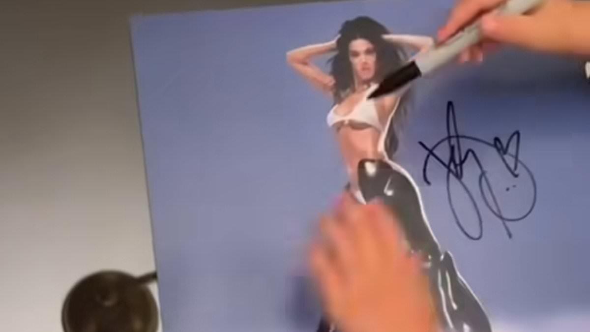 Katy Perry and Daughter Sign Autographs on TikTok