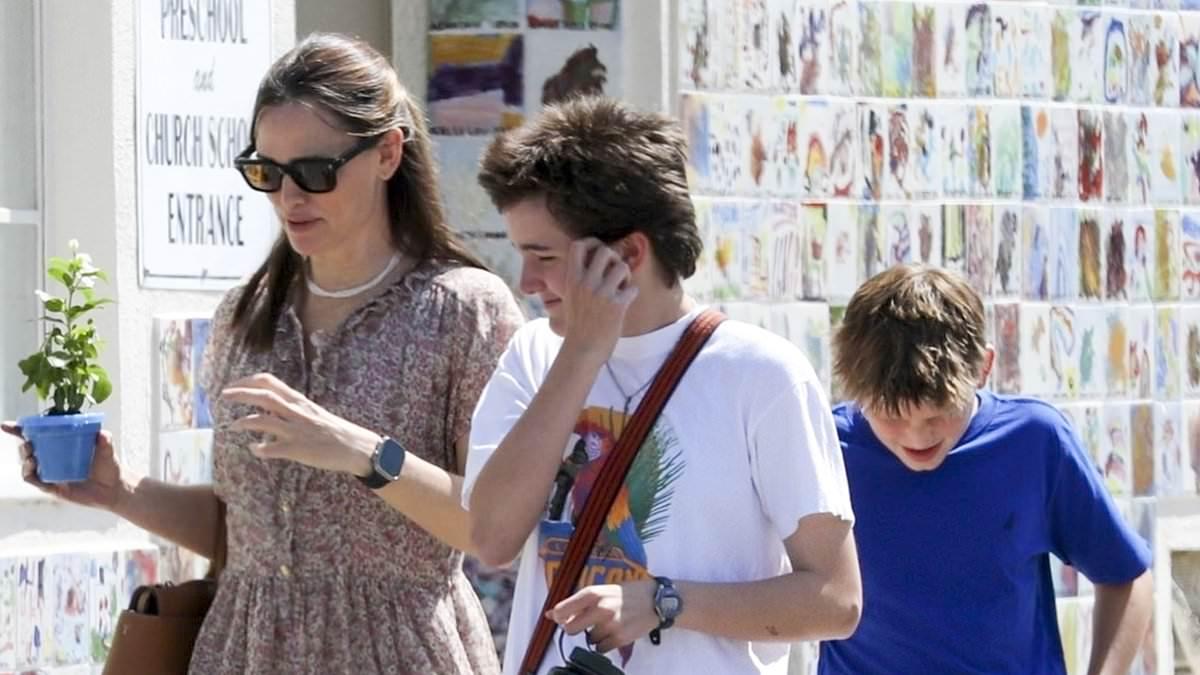 Jennifer Garner Seen with Children Amid Affleck Divorce