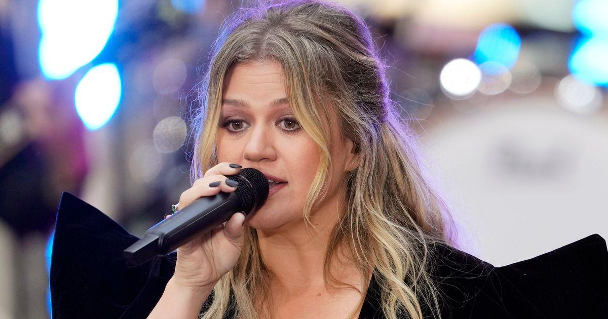 Kelly Clarkson Officiates Surprise Wedding During New Year's Eve Show