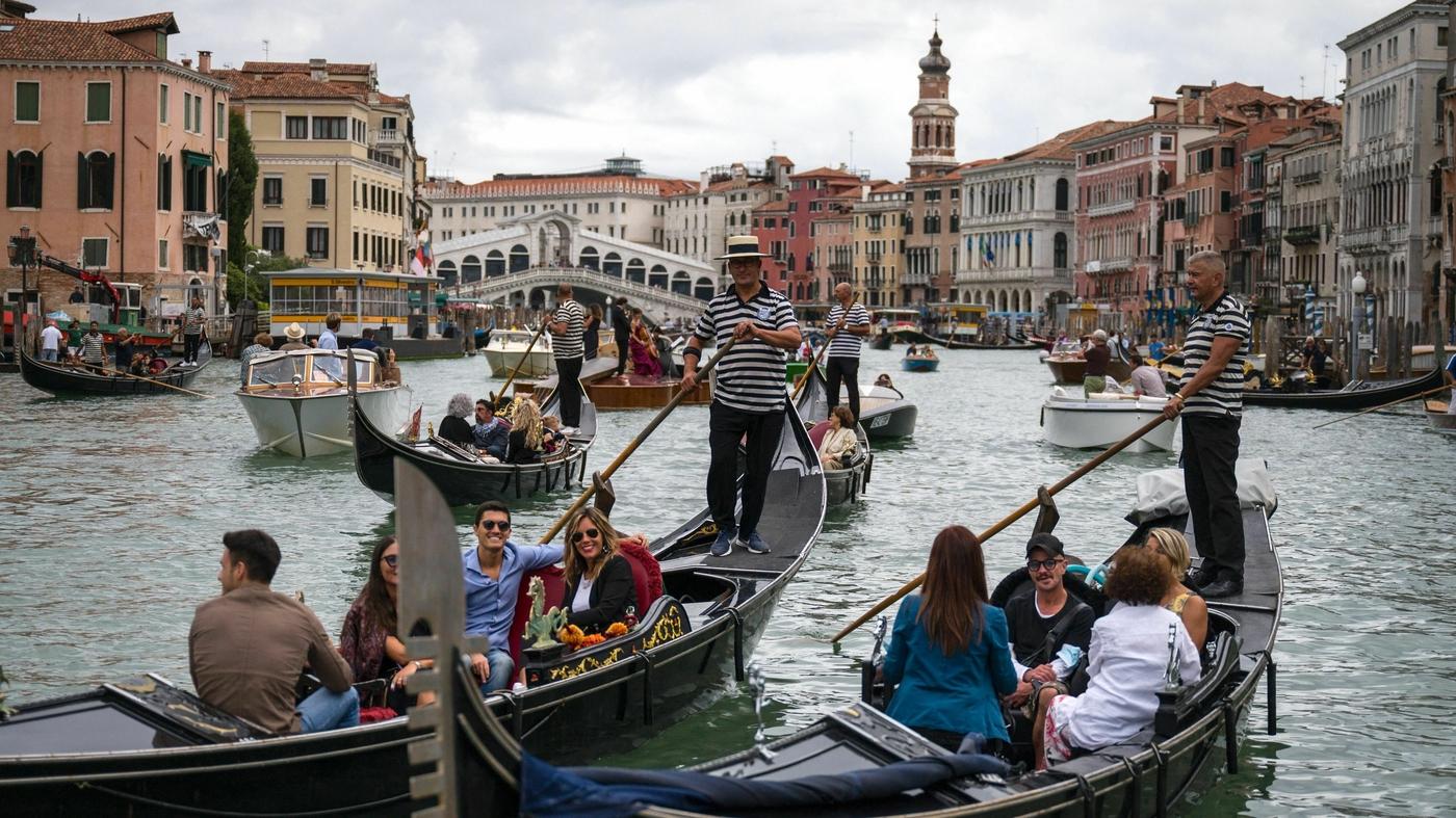 Venice Implements Limits on Tourist Groups and Loudspeakers