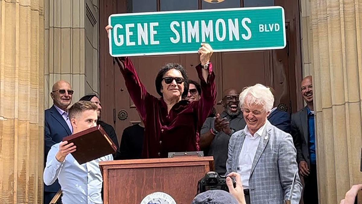 Gene Simmons Honored with Key to Niagara Falls