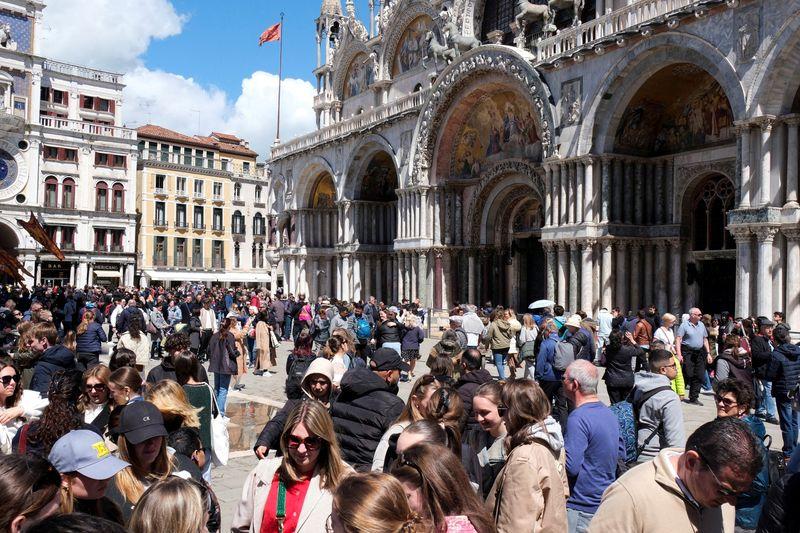 Venice Limits Tourist Groups to 25 People