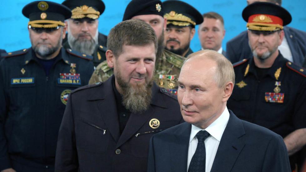 Putin Visits Chechnya, Praises Troops and Mosque