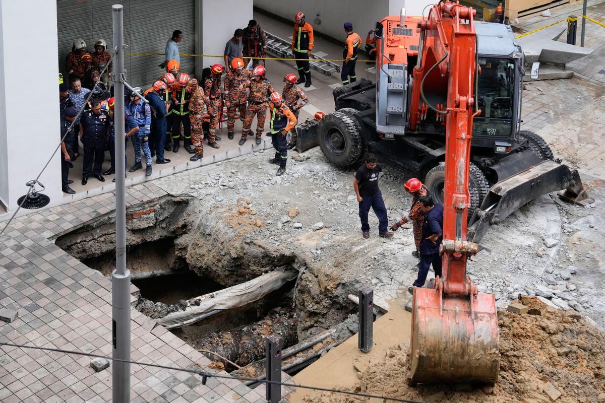 Search Continues for Woman in Kuala Lumpur Sinkhole